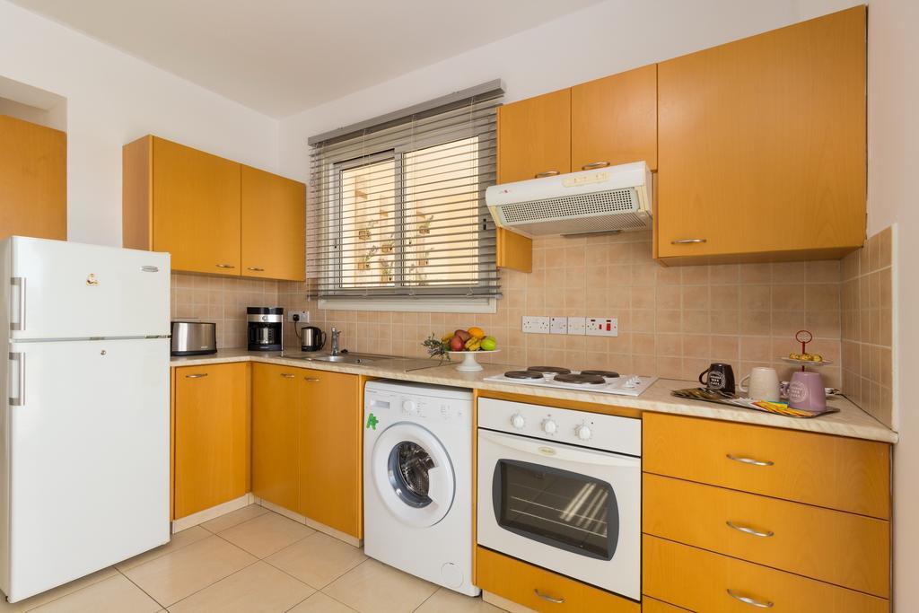 Ferienwohnung Elena Court Apt 401 Larnaka Exterior foto
